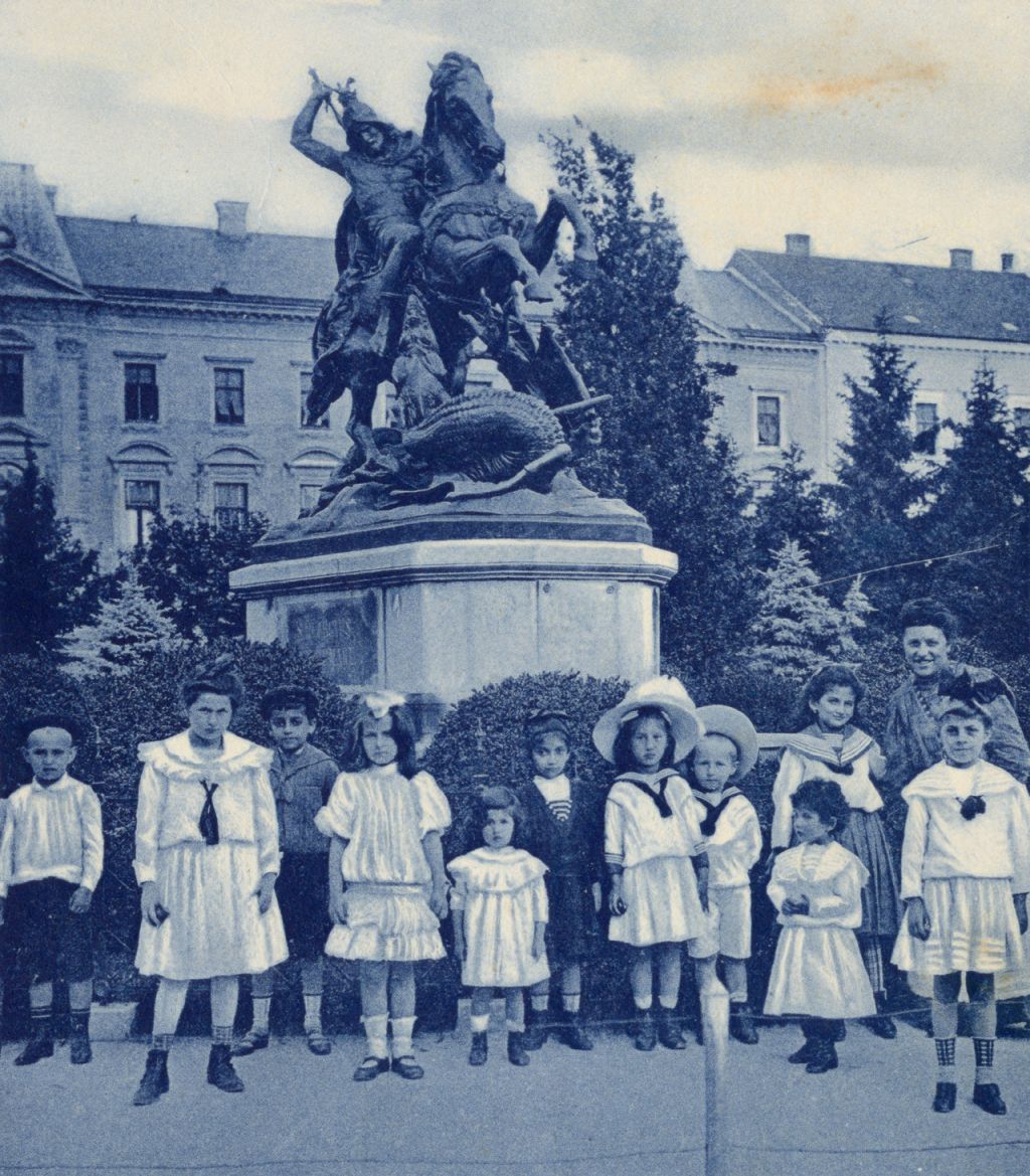 Spomenik 'Sv. Juraj ubija zmaja', rad kipara Antona Dominika Fernkorna, u pozadini Kraljevsko zemaljska obrtna škola (danas ŠPUD i MUO), oko 1908. godine D